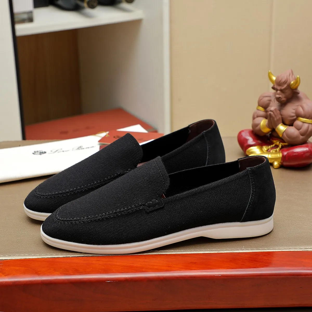 Men's Men's Shoes 💰 400 Loro PIana moccasin made of wish wool fabric. The upper is made of knitted fabric, made on a loom, and then attached to a rubber sole. The Rain System's water-repellent treatment enhances the shoe's functional design, while the suede details give the shoe a sense of elegance and sophistication. Made from Wish, fine wool from Australian and New Zealand Merino sheep 38-44